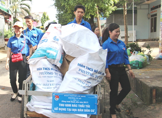 Hoạt động ra quân thu gom rác thải tái sử dụng của đoàn viên thanh niên tổ dân phố 3, phường Tự An. 